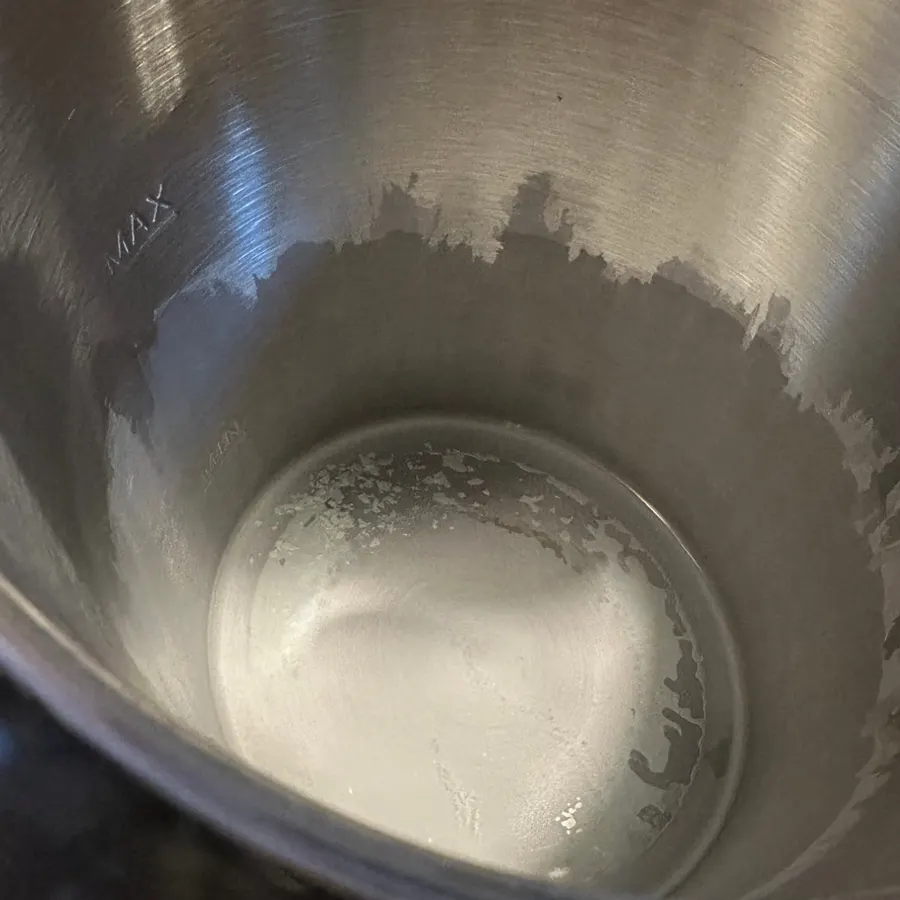 Wasserkocher vorher, mit Kalkbelag an Boden und Wand